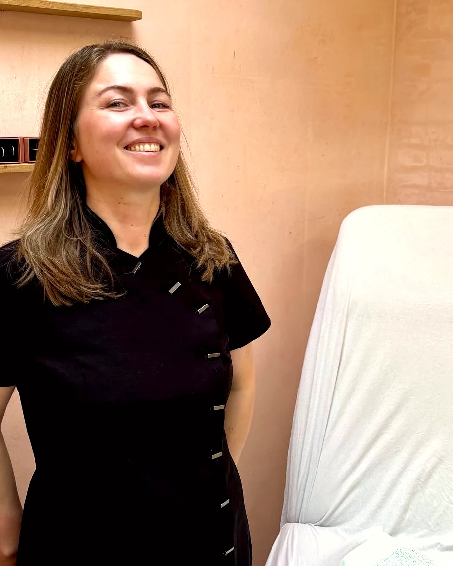 Sofie Langenberg, pedicure en nagelstyliste van Nani Pedi, in haar thuissalon in Bergen